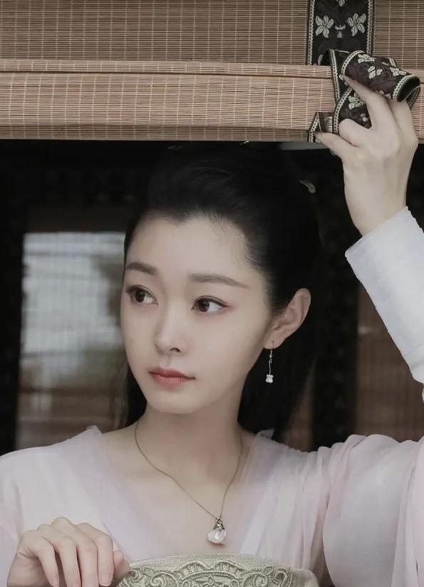 35岁宋轶拍摄新剧,穿睡裙被男演员公主抱小鸟依人,男演员表情尴尬