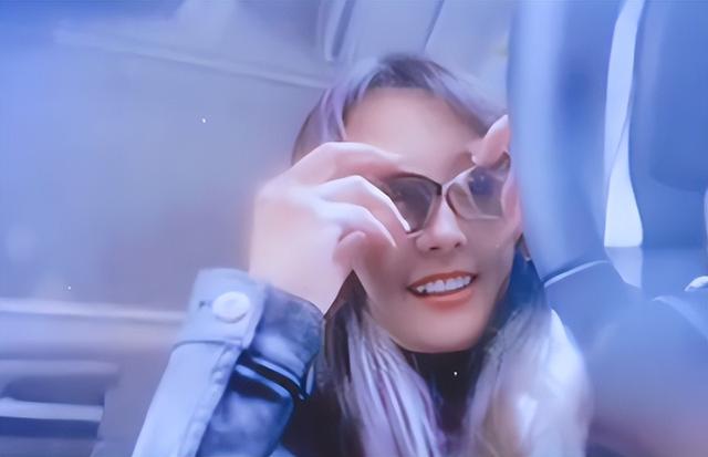 郑爽大年初二晒照大变样！头发粗糙发黄乱糟糟，整牙后像老了十岁