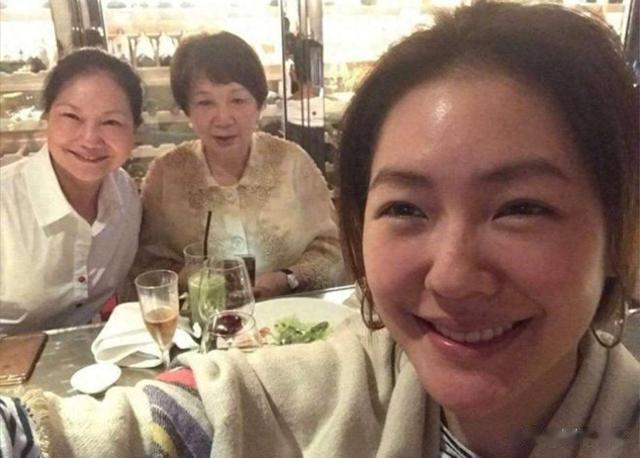 大S追思会的一个细节引质疑,具俊晔与大S闺蜜可能在唱双簧