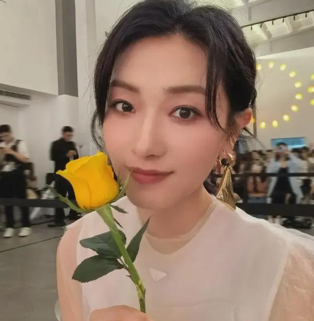 明朗了!姬圈天菜出轨瓜是万茜,年下摄影师老公绿了她!