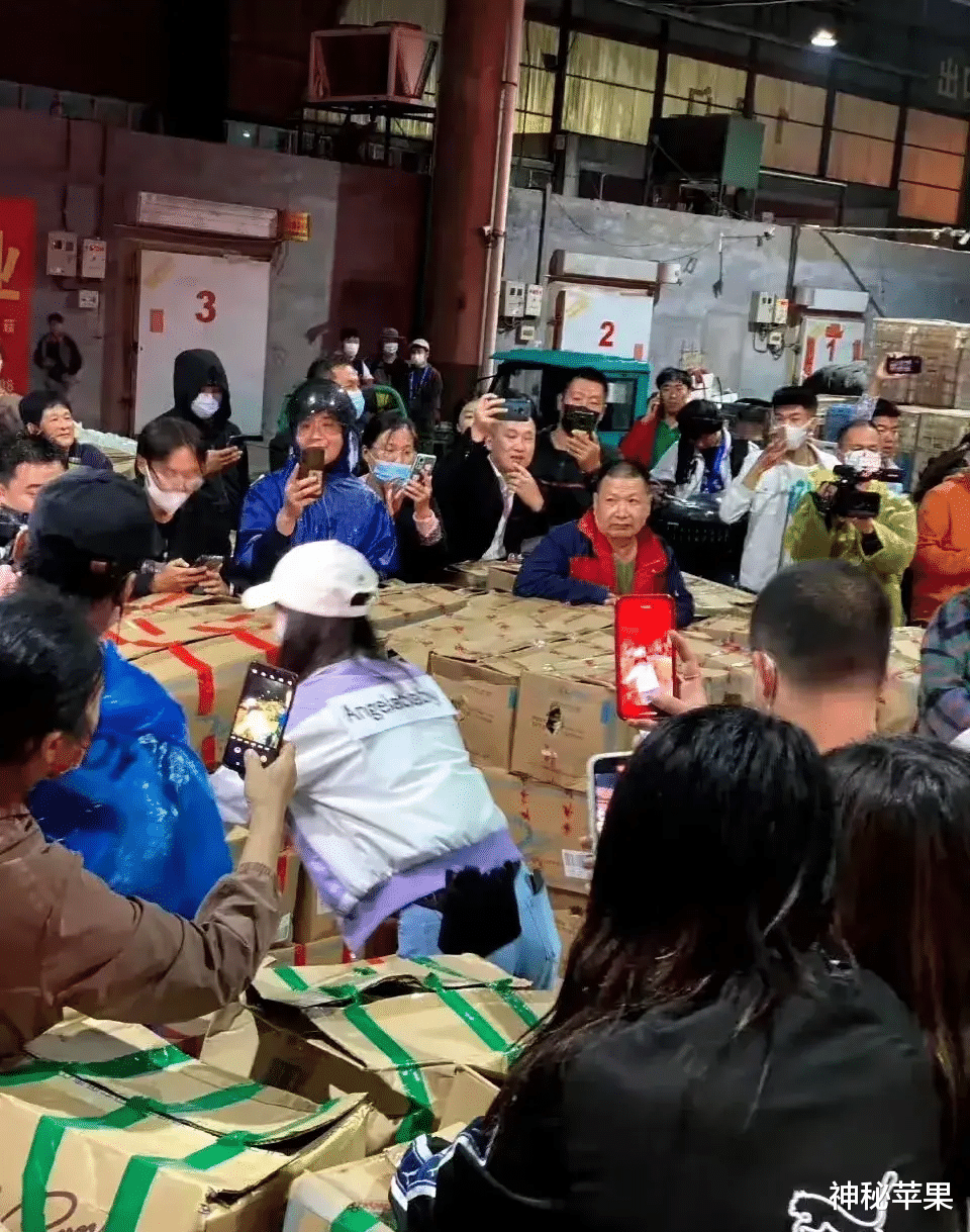 杨颖香港逆袭,这一折腾动静实在太大,有人背后助推吗?