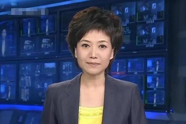 央视主持贺红梅：27岁上新闻联播，搭档康辉传绯闻，56岁婚姻成谜
