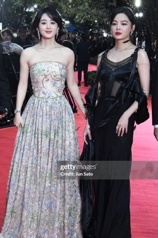 北京这一夜,人情世故、江湖地位,在杨幂和张艺谋这张照片上体现得淋漓尽致