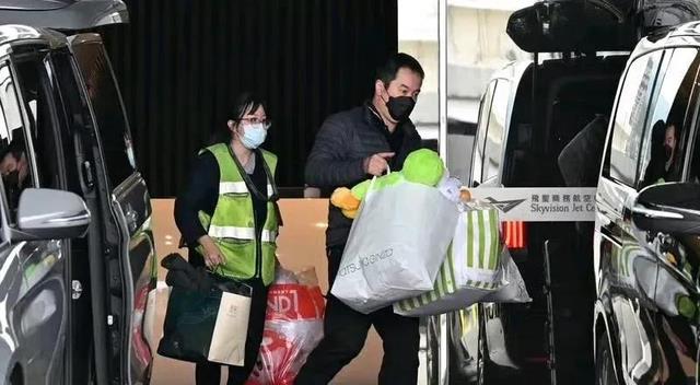 已揭晓：全程陪伴大S儿女送骨灰的神秘人物是谁？