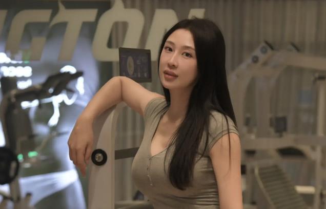 击剑冠军秦雪，离婚带娃，走吴柳芳路线称：我有女儿，我只想挣钱