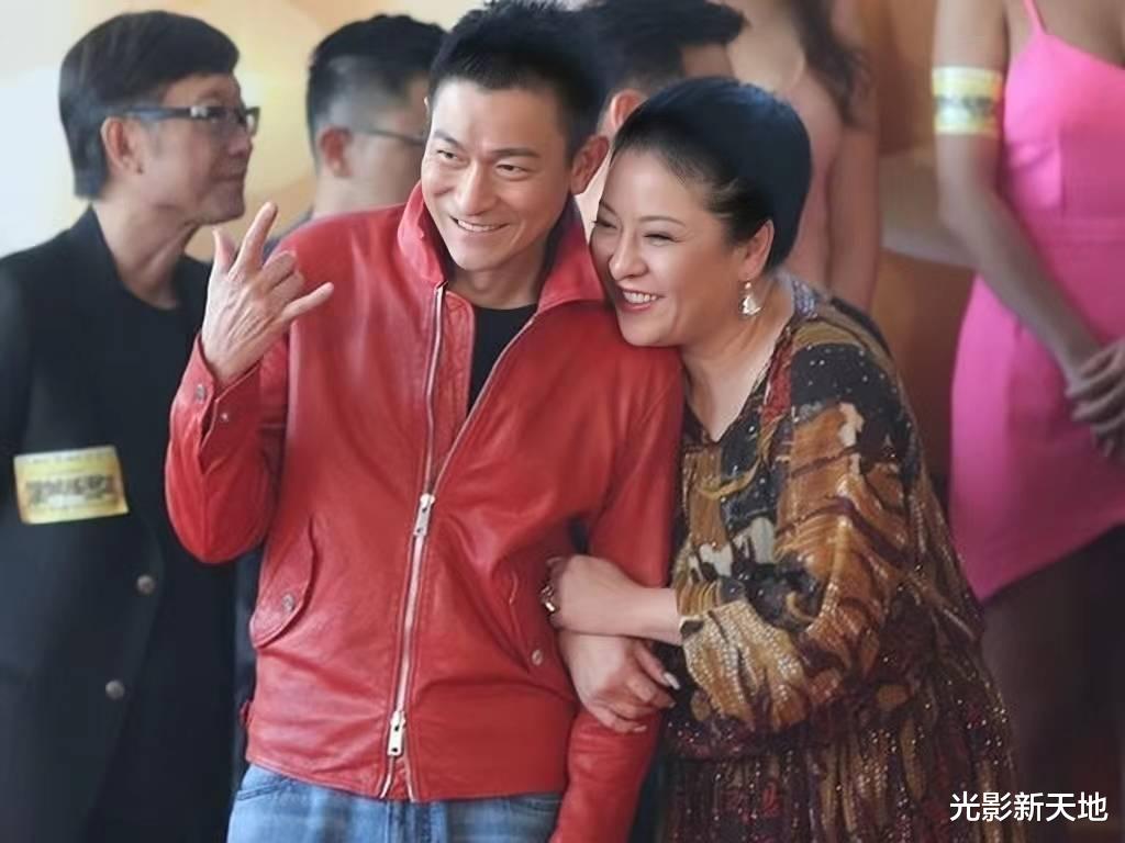 向太深情慰问，刘德华只回复两个字，背后是4500万的恩怨情仇