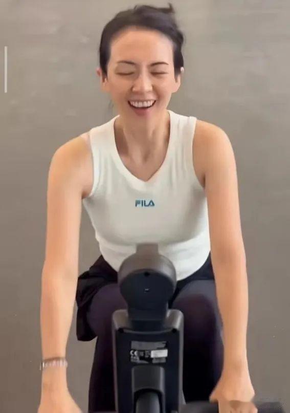 45岁章子怡曝素颜近照惊艳级人生巅峰状态:身材火辣零赘肉
