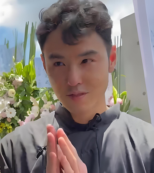 阮经天办告别母亲仪式,比弟弟矮一头眼睛哭肿,三年失去3位挚爱