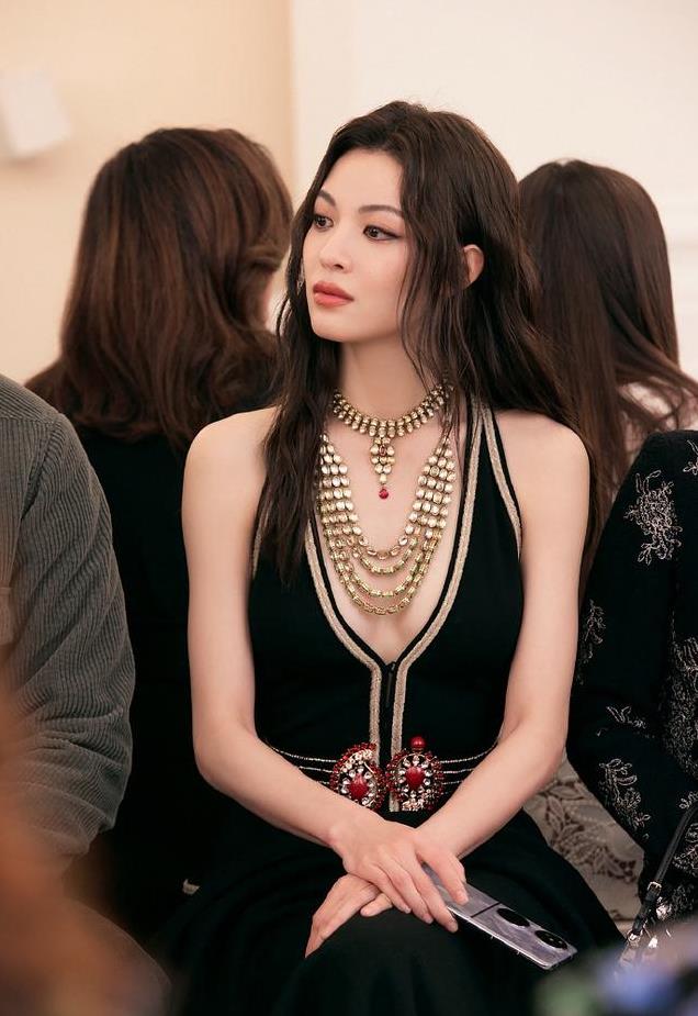 她被冯小刚捧红,成龙接着捧,奖拿到手软,为啥大佬都“偏爱”她