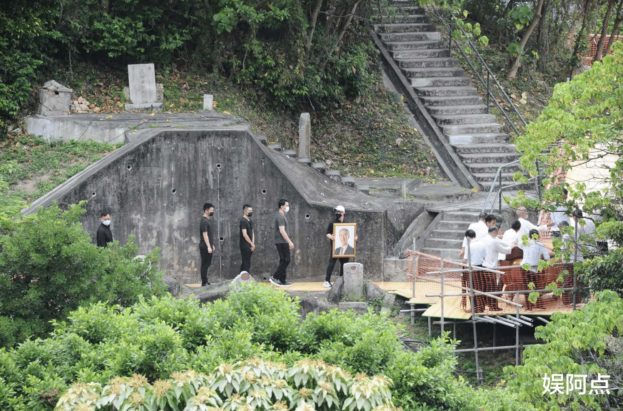 何超莲一早为赌王扫墓，三太陈婉珍体力不支，需两个保姆搀扶上山