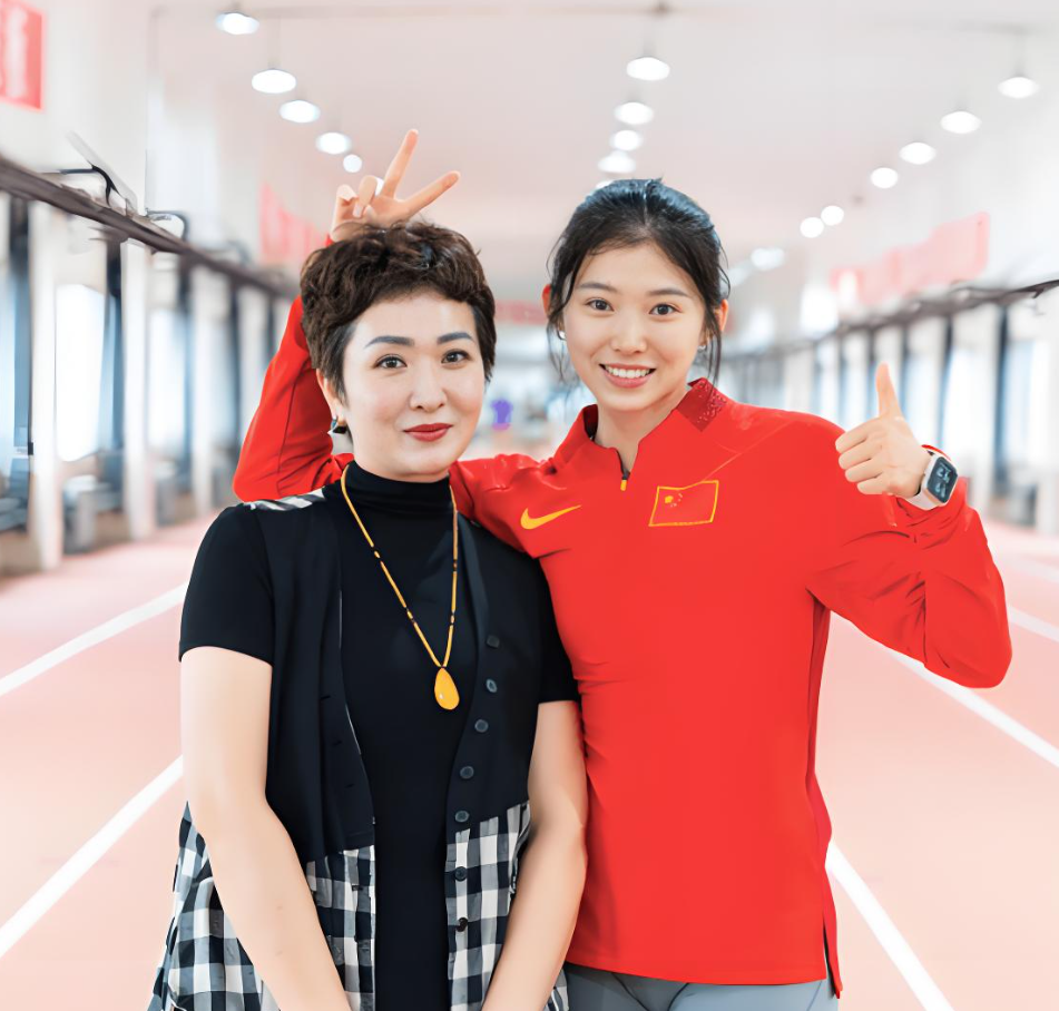 吴艳妮妈妈穿旗袍现身赛场!风韵犹存身材抢眼,母女同框似姐妹