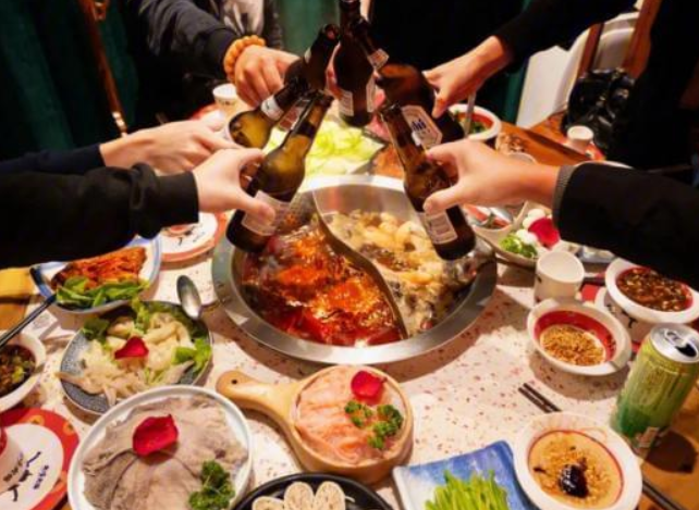 吃火锅时,服务员问你要不要加汤,其实有4种暗示,看完就懂了