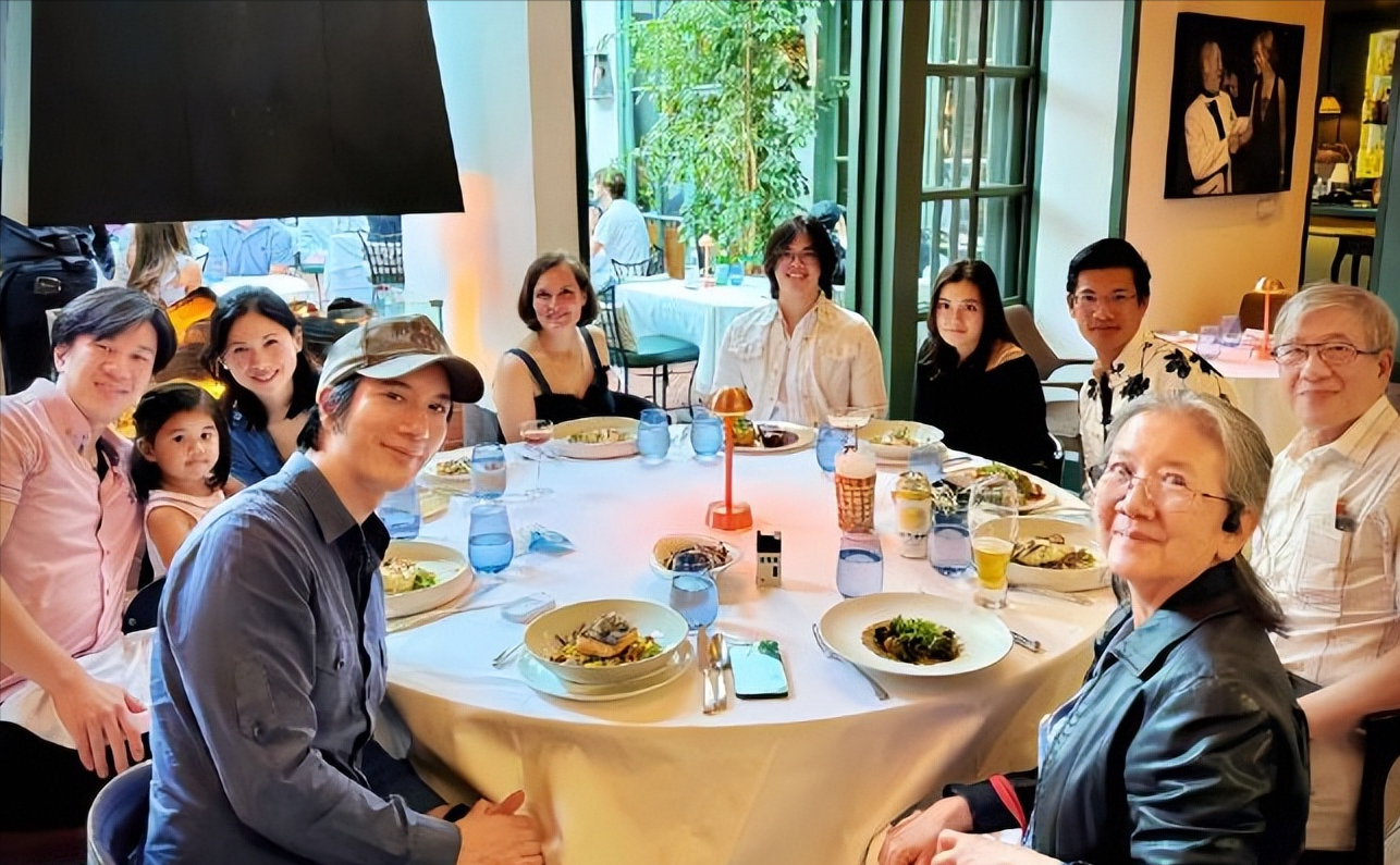 王力宏晒与家人合照，天伦之乐治愈离婚伤害，真正的书香门第