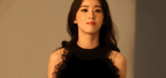 章泽天盛装出席校友会,胸针却引发猜疑,她比刘强东还要“精明”