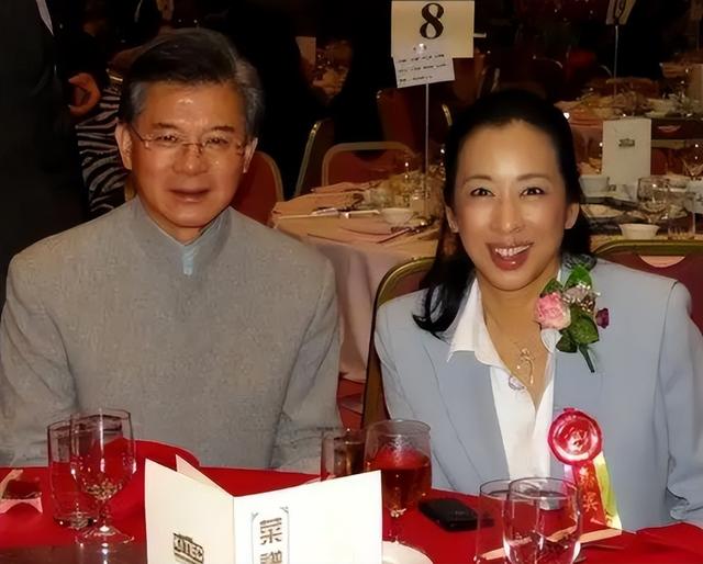 朱玲玲：抛弃霍震霆和3个儿子，50岁嫁给爱情的她再次净身出户？