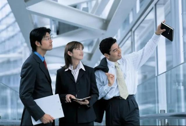 领导说他硬给出色员工加1000工资，人事只让加300，其实事实相反