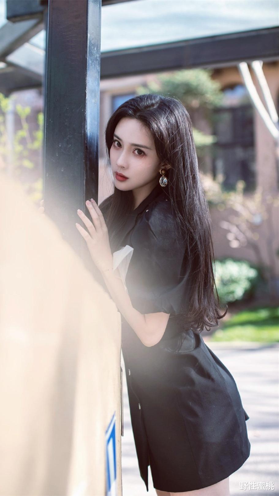 《素颜妆也能如此迷人?黑色连衣短裙女子的惊艳登场》