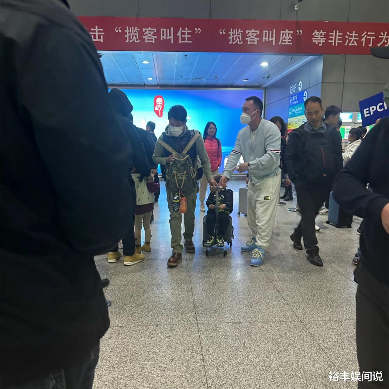 撒贝宁携龙凤胎游西安！妻子李白穿汉服太惊艳，“望妻眼”惹关注