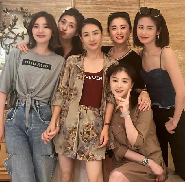 甄嬛娘娘聚餐,蒋欣美得太突出,唐艺昕少女感,蒋欣座位代表地位