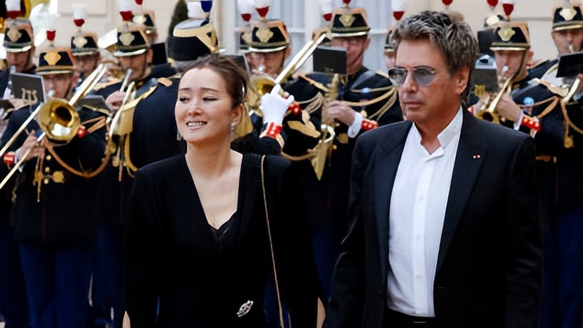 巩俐又牛了！和75岁老公受邀出席法国国宴，一身黑白配又嫩又霸气