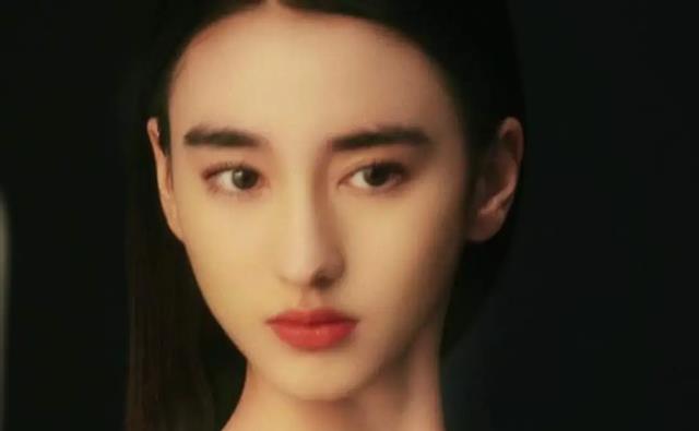 看到张艺谋的新女主角，再看王家卫的李宛妲，有对比才有差距