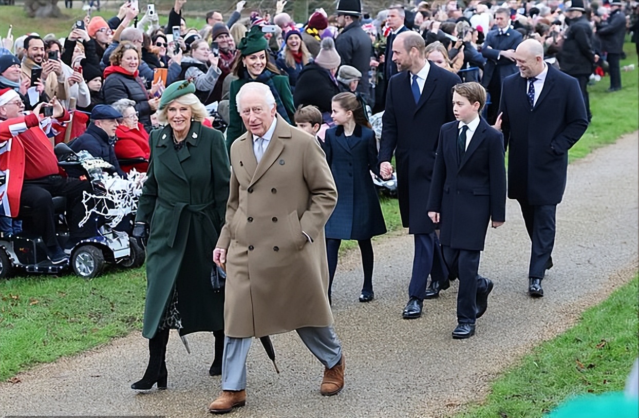 凯特威廉带“王室三小只”亮相过圣诞！9岁小夏太漂亮，路易变乖