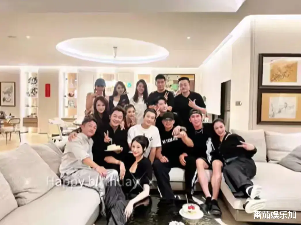 黄晓明带叶柯参加聚会,开心合影被边缘,网友呼声出奇一致