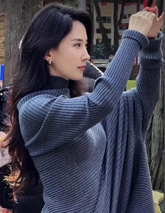 森林北寺庙烧香,紧身装凸显火辣身材,网友称汪峰太幸福了