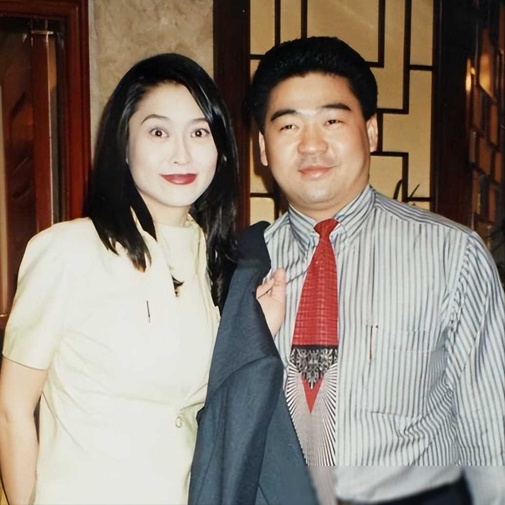 性感女神叶玉卿巅峰时退隐嫁富商,老公破产带三娃,如今过得怎样