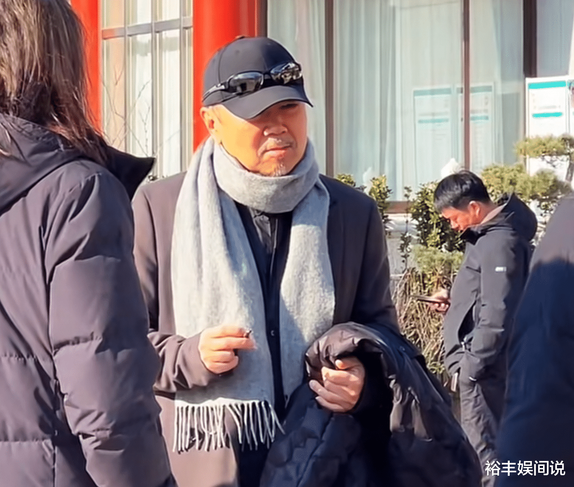 摇滚大咖齐聚刘元追悼会!崔健疑似携31岁女儿现身,个个烟不离手