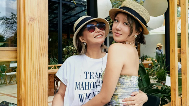 主持人李静一家云南采菌子，21岁女儿由外婆一手带大，漂亮又洋气