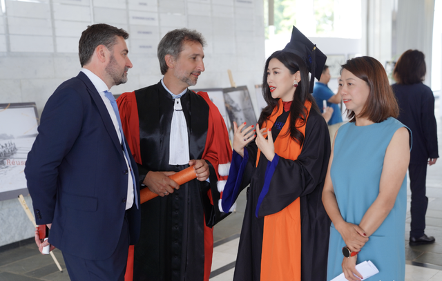 朱珠研究生毕业,丈夫女儿赴巴黎见证,富豪老爸罕见出镜颜值好高