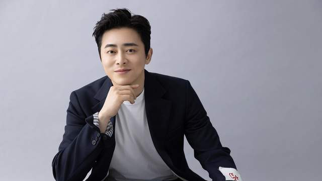 韩国知名男星，电影中“反串”角色，韩网友称，像朴宝英和崔江熙