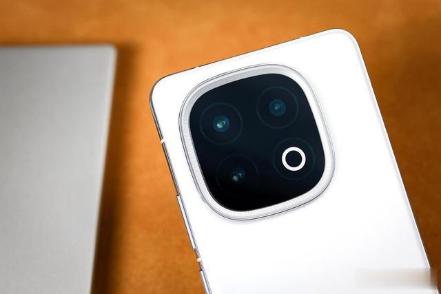 iQOO13外观图赏:直屏中框设计搭配会发光的镜头模组