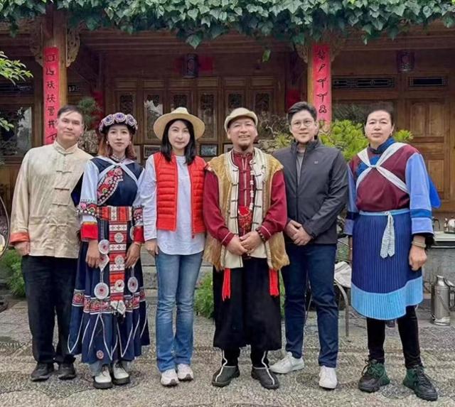 郭晶晶带家人游玩丽江,朱玲玲和郭妈妈罕见同框!罗康瑞白发亮眼