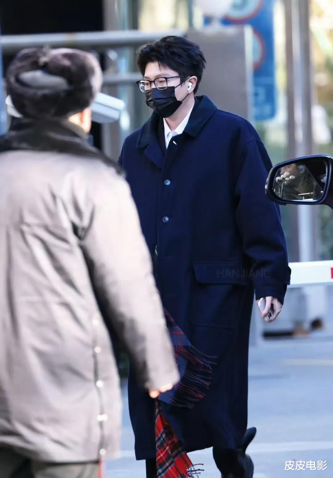 央视春晚第二次联排,21位大腕亮相,我却被一位35岁女星抓住眼球