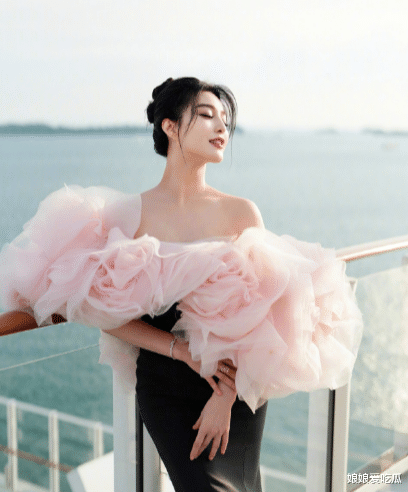 43岁范冰冰素颜参加游艇派对,穿西装配半透纱衣女人味爆棚,老外一脸惊艳