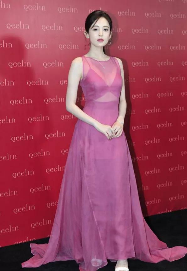 33岁娜扎国外被偶遇,穿着清凉骨瘦如柴,体态与昔判若两人