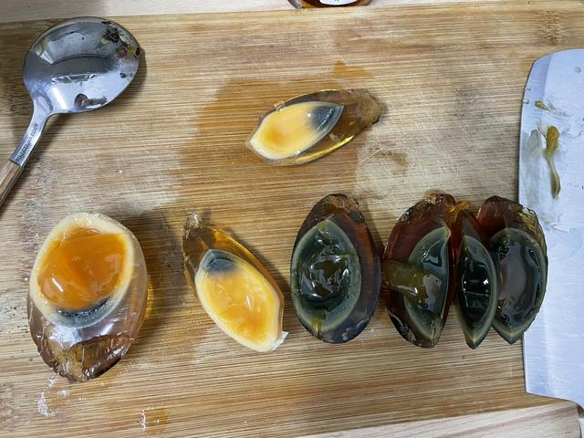 买皮蛋，挑“黄色”还是“黑色”？看完才知道，原来以前都买错了