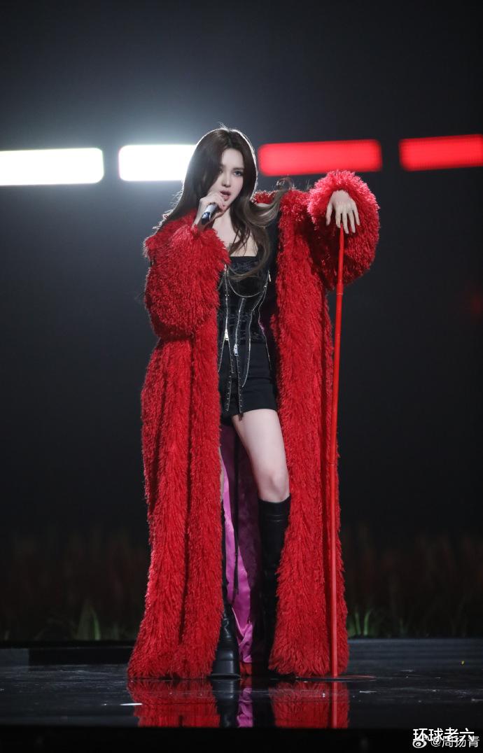 周扬青包臀裙配红色外套 初舞台霸气十足毫不怯场