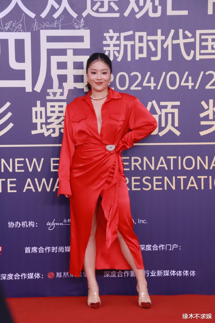 新时代国际电视节红毯:陆毅发福,俩女星变性感,38岁姜妍秒杀!