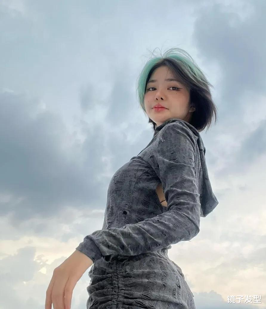 女士短发别乱剪,想要时尚不如试试刘海染,好看个性很有回头率