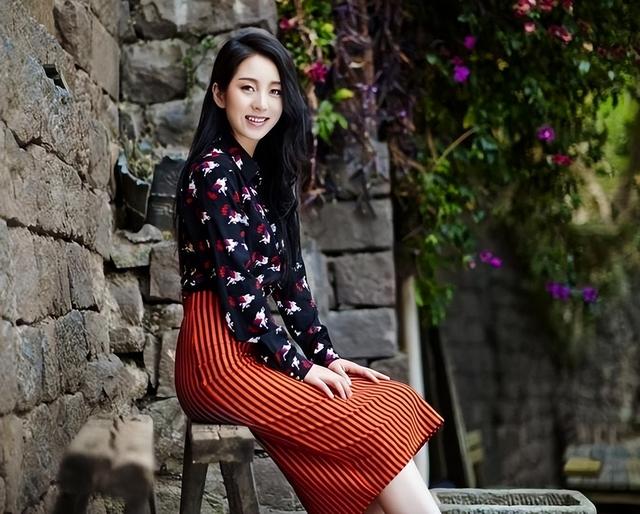 28岁从星光大道成名,却“抢”了别人丈夫,现在沦为了家庭主妇