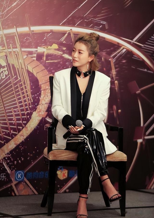 《好声音》没夺冠，却嫁给爱奇艺“总裁”，34岁的她是人生赢家！