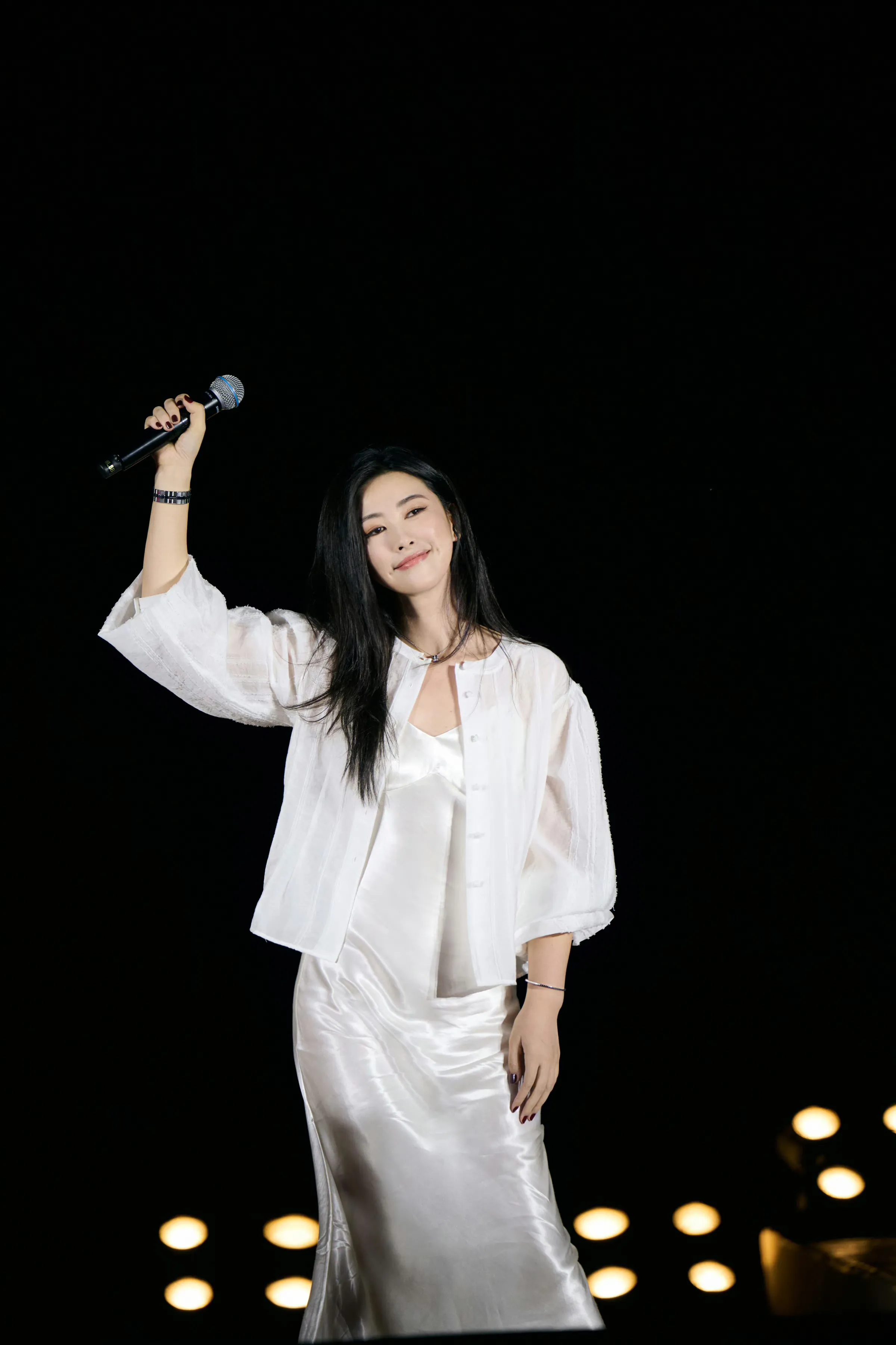 朱珠娇艳玫瑰变摇滚野花,穿白色珠光鱼尾裙海边高歌一曲,帅爆了