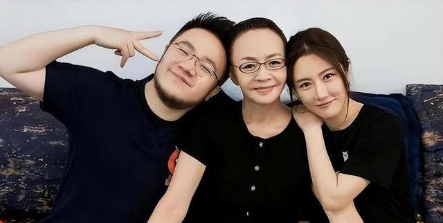 善恶终有报!“抛妻弃子”的李幼斌,如今等来的是儿子30年的报复