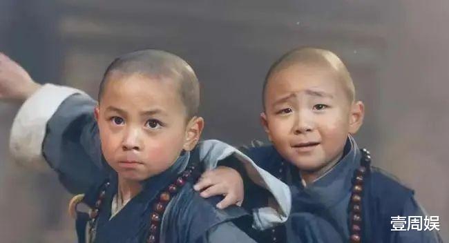 34岁郝劭文终于当爹！二婚妻子孕肚大如箩，两人搂抱一起难掩幸福