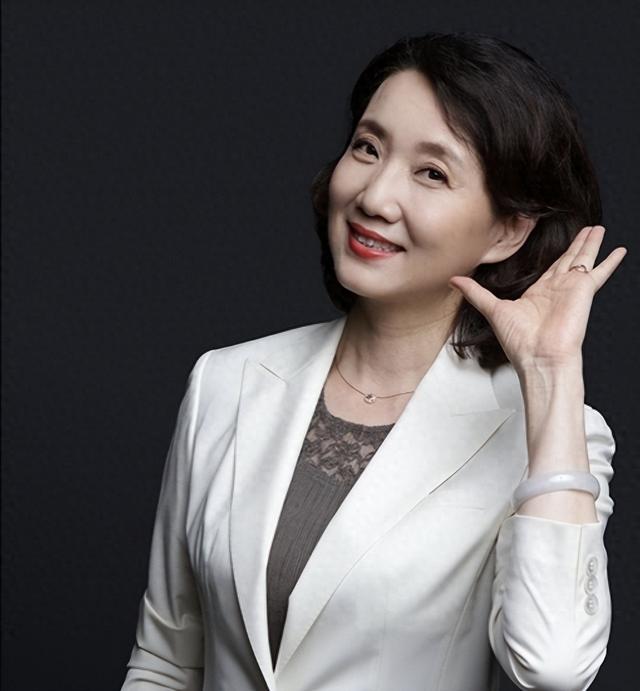 央视李修平：42岁改嫁省委书记，60岁无儿无女，她过得幸福吗？