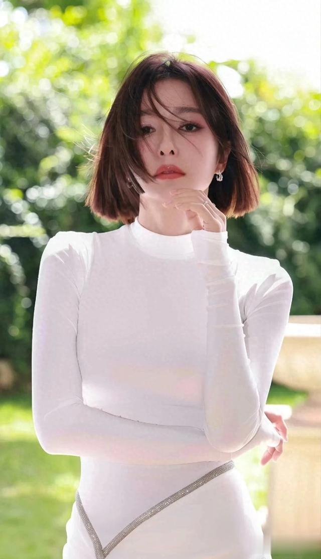 秦岚开叉紧身,成熟大蜜桃,谁人不懂她的风情?