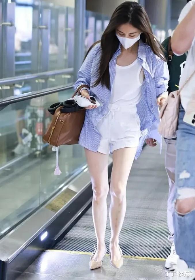 王子文留回长发后大变样,穿衬衫+短裤显腿长,骨相美人真耐老!